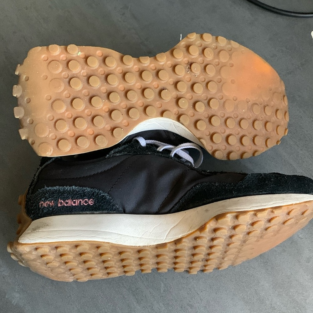 New Balance 327 size 7 1/2 sneakers - Picture 8 of 9